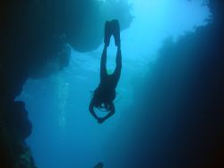Diver silhouette, spooky channel, Roatan, Honduras. Taken... by Katie Dann 